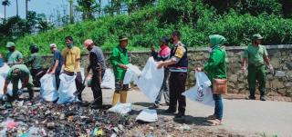 Peduli Lingkungan, Bhabinkamtibmas Bersama Aparat Desa Cinunuk dan Warga, Kerja Bakti Bersihkan Tumpukan Sampah 